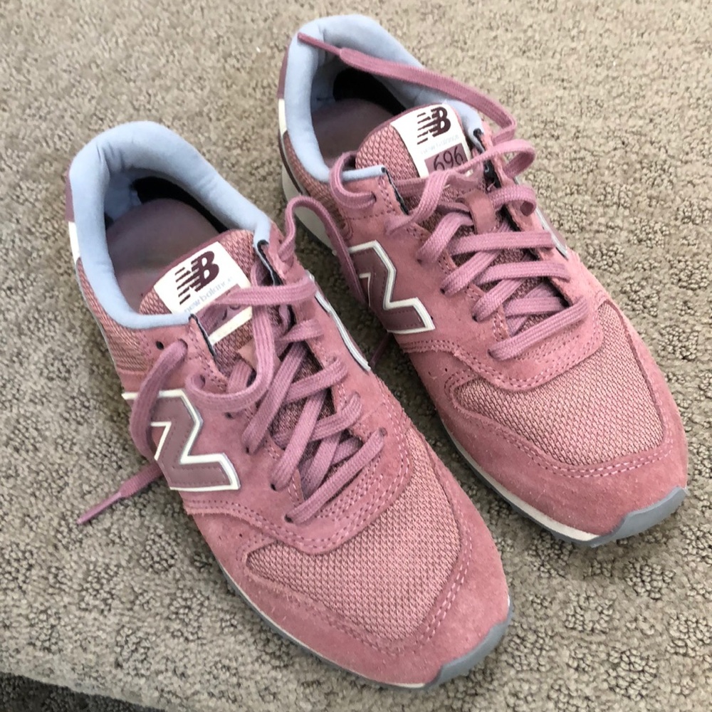 New Balance tennis shoes